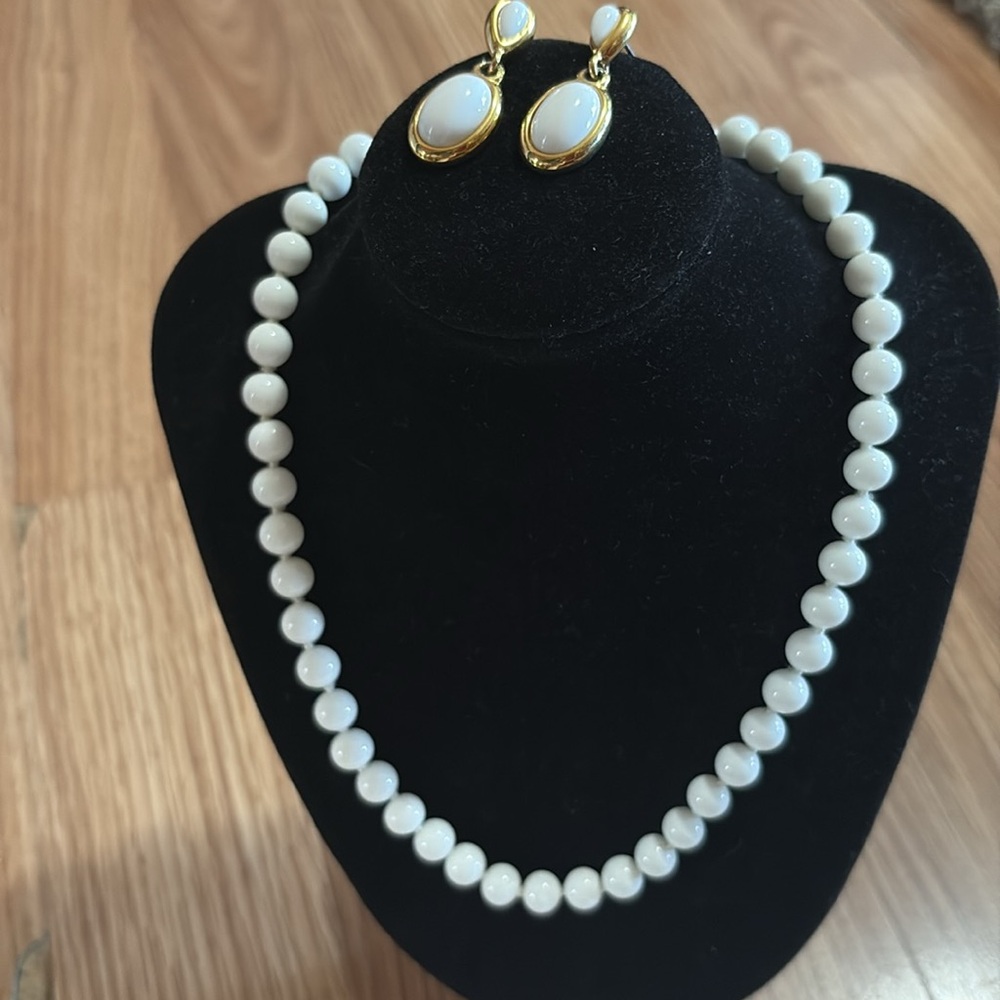 VINTAGE NAPIER GLASS BEADED GOLD-TONE 16-18" NECKLACE AND EARRING SET